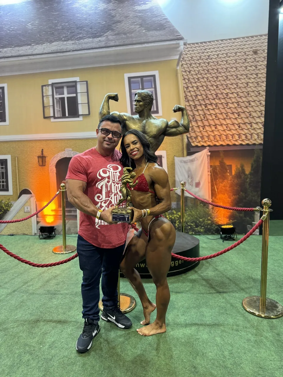Jefferson Amaral e Luana Vital com o troféu no Arnold Classic South America 2024